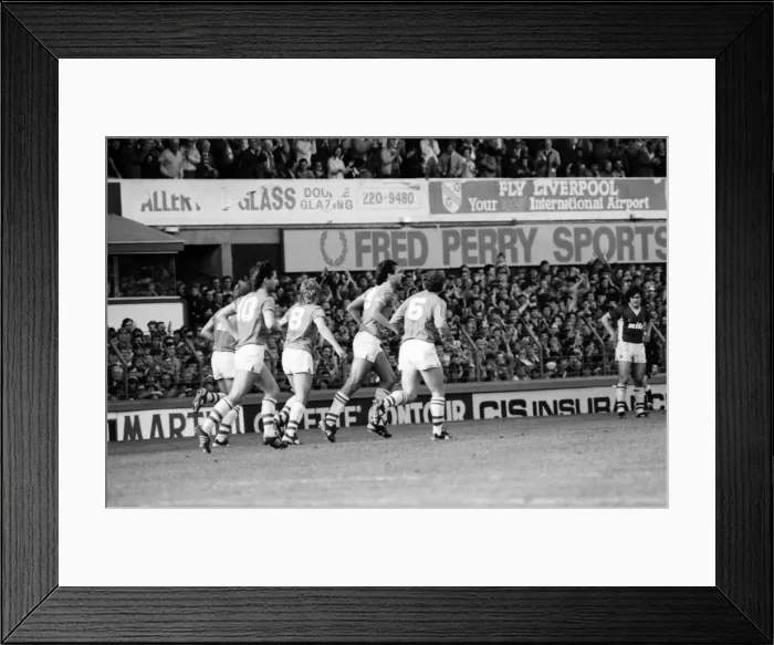 Framed Print : Everton v. Aston Villa. October 1984 MF18-01-016 The final score was a two one Framed Print : Everton v. Aston Villa. October 1984 MF18-01-016 The final score was a two one