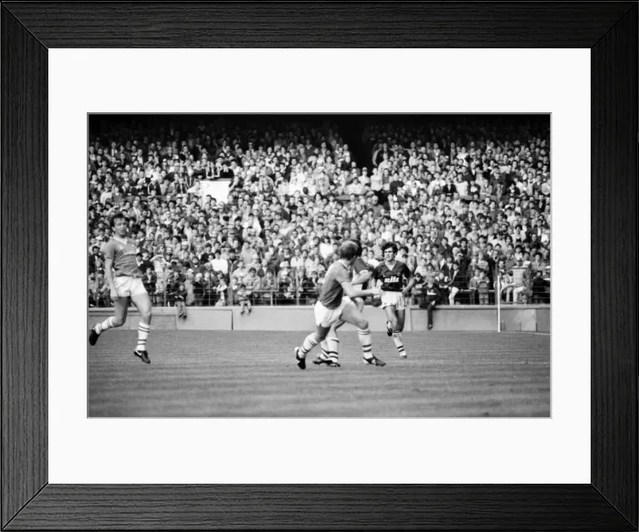 Framed Print : Everton v. Aston Villa. October 1984 MF18-01-007 The final score was a two one victory Framed Print : Everton v. Aston Villa. October 1984 MF18-01-007 The final score was a two one victory