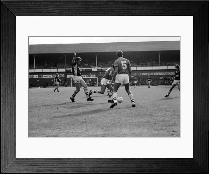 Framed Print : Everton v. Aston Villa. October 1984 MF18-01-053 The final score was a two one Framed Print : Everton v. Aston Villa. October 1984 MF18-01-053 The final score was a two one