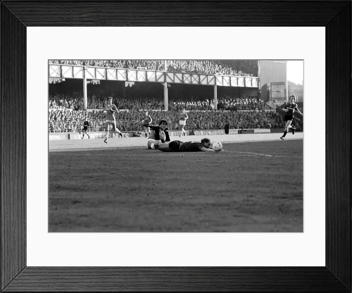 Framed Print : Everton 5 v. Manchester United 0. October 1984 MF18-07-007 Framed Print : Everton 5 v. Manchester United 0. October 1984 MF18-07-007