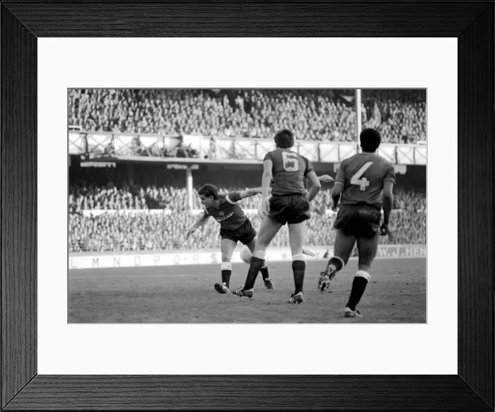 Framed Print : Everton 5 v. Manchester United 0. October 1984 MF18-07-041