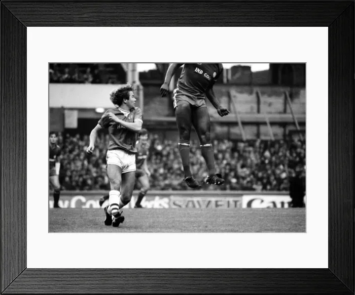 Framed Print : Everton 3 v. Leicester City 0. November 1984 MF18-08-043