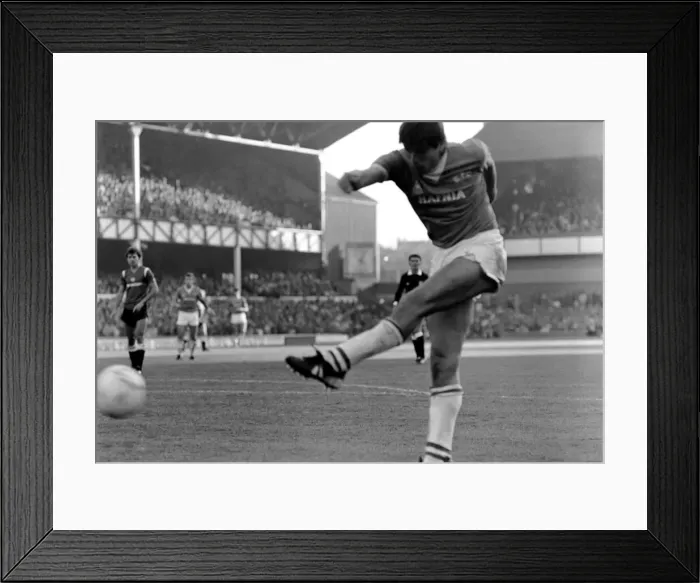 Framed Print : Everton 5 v. Manchester United 0. October 1984 MF18-07-031