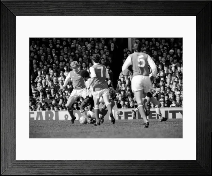 Framed Print : English League Division One match at Highbury. Arsenal 1 v Crystal Palace 1 Framed Print : English League Division One match at Highbury. Arsenal 1 v Crystal Palace 1
