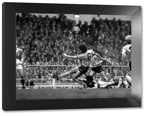 Nottingham Forest v. Wolverhampton Wanderers. (League Cup Final). March 1980 LF02-06-111