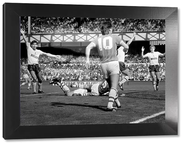 Everton 1 v. Tottenham Hotspur 4. August 1984 MF17-17-018