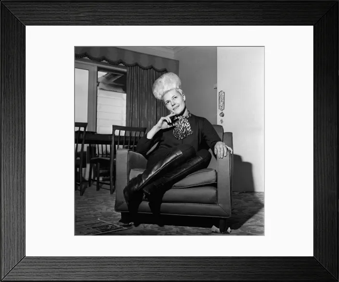 Framed Print : Vivian Nicholson December 1963 spend spend spend football pools winner *** Framed Print : Vivian Nicholson December 1963 spend spend spend football pools winner ***