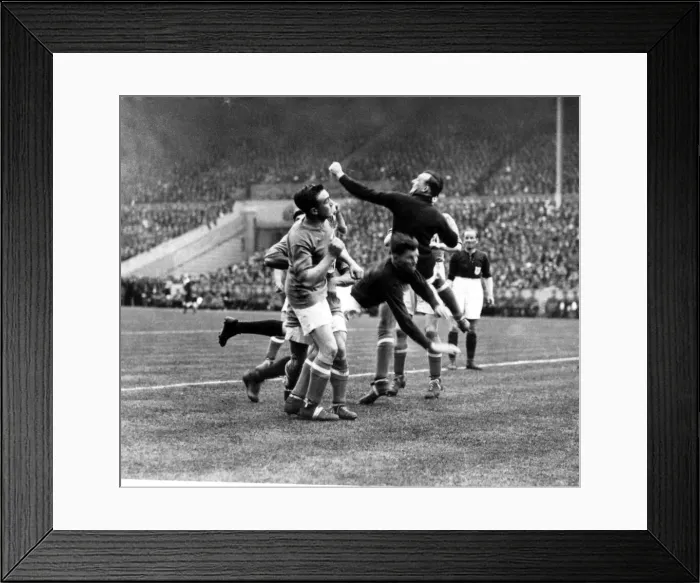 Framed Print : Sport - Football - FA Cup Final - 1927 - Cardiff City v Arsenal - Cardiff goalkeeper Tom