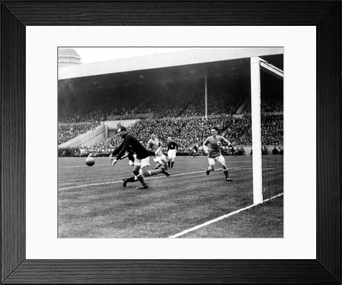 Framed Print : Sport - Football - FA Cup Final - 1927 - Cardiff City v Arsenal - Cardiff goalkeeper Tom Framed Print : Sport - Football - FA Cup Final - 1927 - Cardiff City v Arsenal - Cardiff goalkeeper Tom