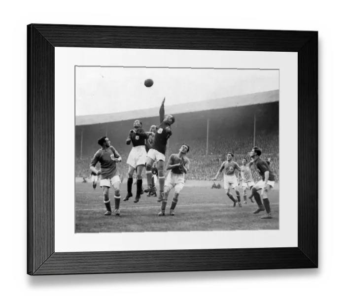 Framed Print : Sport - Football - FA Cup Final - 1927 - Cardiff City v Arsenal - Cardiff goalkeeper Tom
