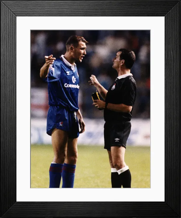 Framed Print : Vinnie Jones left of Chelsea FC complaining to referee