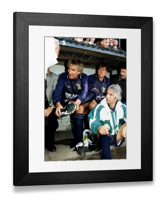 Framed Print : Rod Stewart singer nurses Achilles tendon football injury fixes boot Appeal Select LA