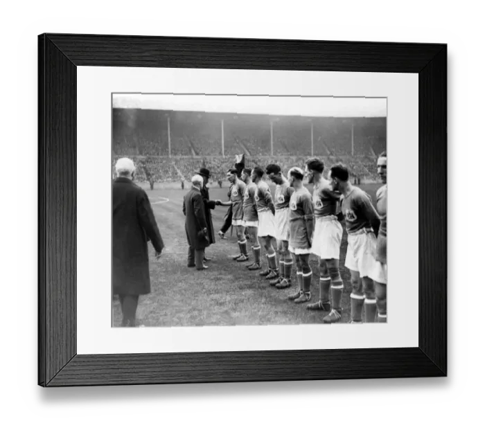 Framed Print : Sport - Football - FA Cup Final - 1927 - Cardiff City v Arsenal - King George V meets Framed Print : Sport - Football - FA Cup Final - 1927 - Cardiff City v Arsenal - King George V meets
