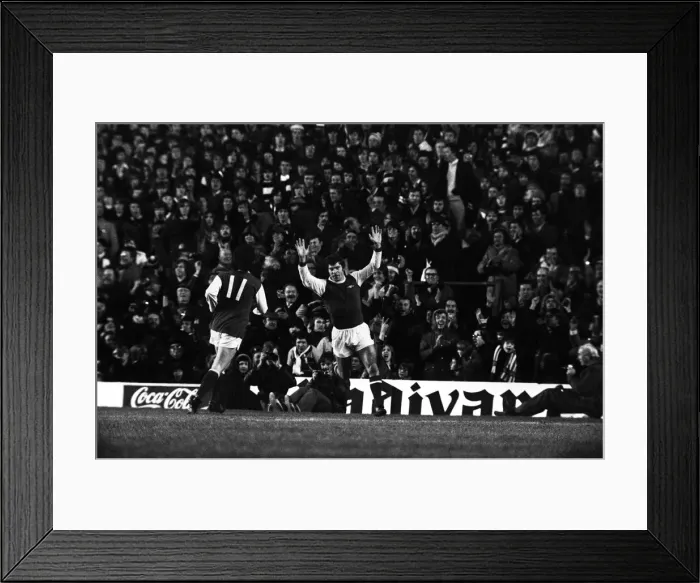 Framed Print : Malcolm Macdonald after scoring for Arsenal 1976 against Newcastle United