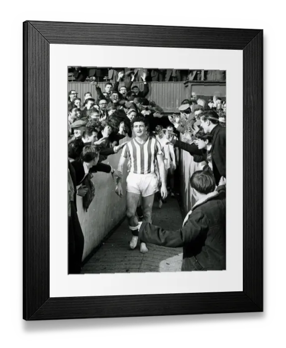 Framed Print : Sunderland v Charlton Football April 1964 Captain Charlie Hurley minus football