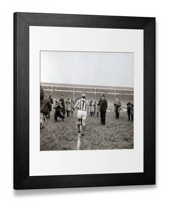 Framed Print : Sir Stanley MatthewsOs 1965 testimonial football match held on the 28th April 1965