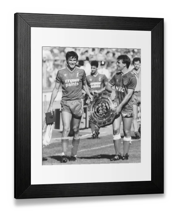 Framed Print : Alan Hansen of Liverpool and Kevin Ratcliffe of Everton Aug 1986 at Wembley holding Framed Print : Alan Hansen of Liverpool and Kevin Ratcliffe of Everton Aug 1986 at Wembley holding