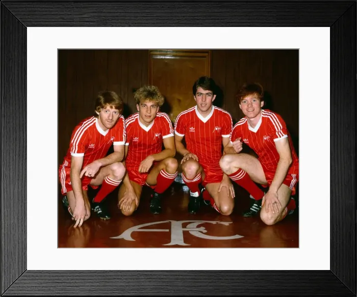 Framed Print : Gordon Strachan with Aberdeen team-mates Neale Cooper, Mark McGhee