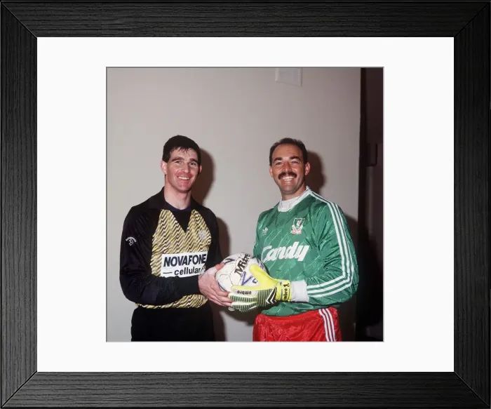 Framed Print : Bobby Geddes with Bruce Grobbelaar February 1989 Framed Print : Bobby Geddes with Bruce Grobbelaar February 1989