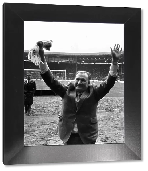 Bob Paisley waves a final farewell to Liverpool fans 1983 after