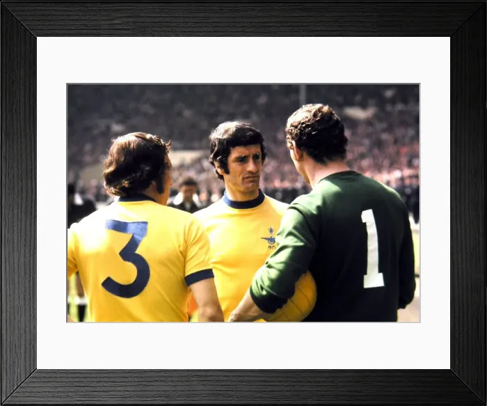 Framed Print : FA Cup Final 1971- Arsenal v Liverpool McLintock talks to McNab Framed Print : FA Cup Final 1971- Arsenal v Liverpool McLintock talks to McNab