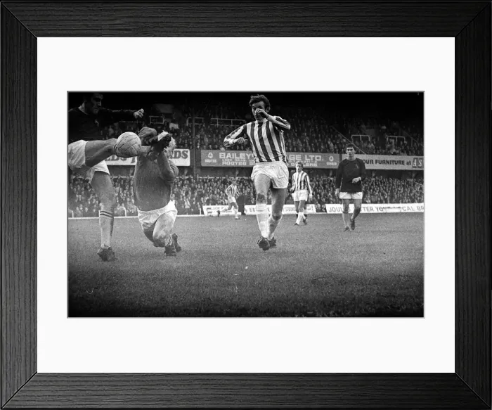 Framed Print : Coventry City v Manchester United -Aston of United beats Curtis Framed Print : Coventry City v Manchester United -Aston of United beats Curtis
