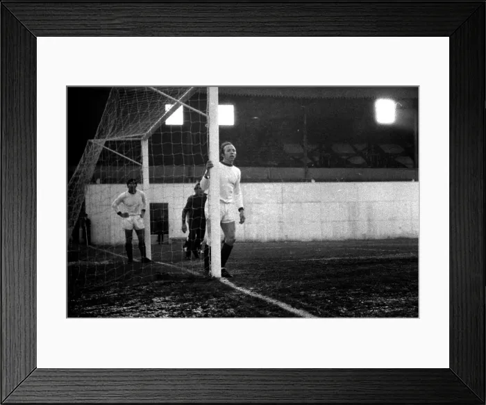 Framed Print : Burnley v Manchester United-Nobby Stiles back at his post for United Framed Print : Burnley v Manchester United-Nobby Stiles back at his post for United