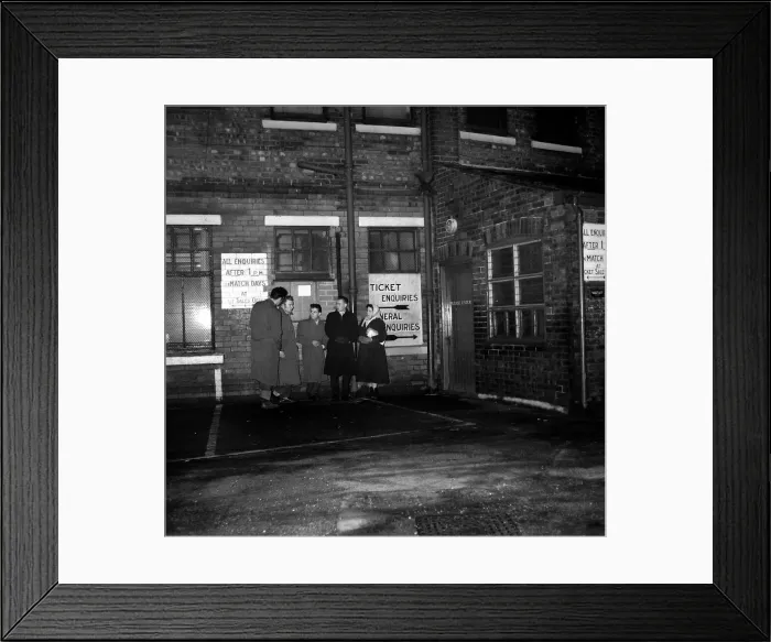 Framed Print : Fans queue for tickets to see the Re Born'Manchester United team shortly