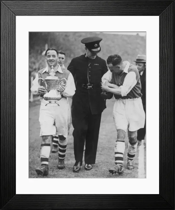 Framed Print : Alex James Arsenal Captain leaving the ground with the FA Cup after defeating Sheffield