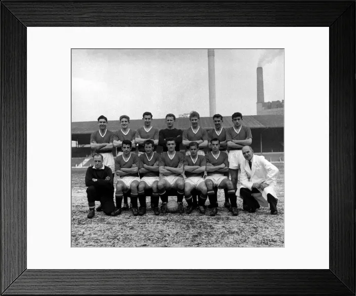 Framed Print : Manchester United Players-l to r back-Harrop, Greaves, Goodwin, Gregg, Crowther