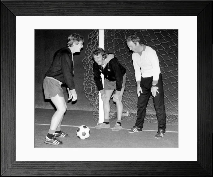 Framed Print : Manchester Uniteds new manager Dave Sexton took the final training session before Framed Print : Manchester Uniteds new manager Dave Sexton took the final training session before