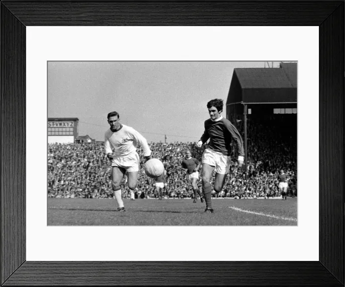 Framed Print : English League Division One match at Old Trafford. Manchester United 3 v Nottingham