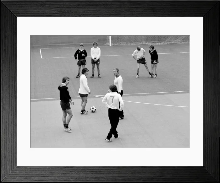 Framed Print : Manchester Uniteds new manager Dave Sexton took the final training session before Framed Print : Manchester Uniteds new manager Dave Sexton took the final training session before