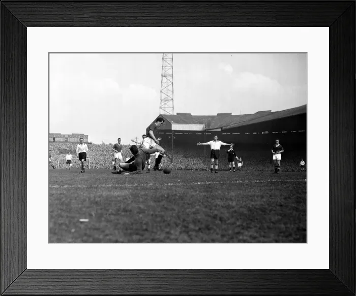 Framed Print : Manchester United v Sunderland-United winning to take championship April 1957 Framed Print : Manchester United v Sunderland-United winning to take championship April 1957