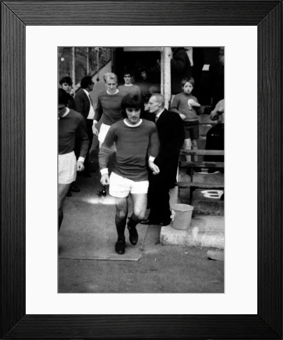 Framed Print : West Bromich Albion v Manchester United - George Best comes onto the pitch Framed Print : West Bromich Albion v Manchester United - George Best comes onto the pitch