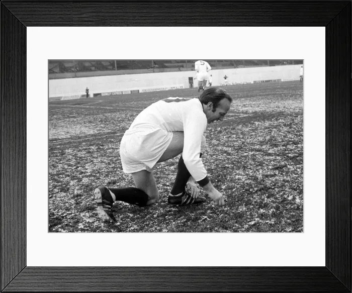 Framed Print : Burnley v Manchester United-Nobby Stiles December 1969 A©Daily Framed Print : Burnley v Manchester United-Nobby Stiles December 1969 A©Daily