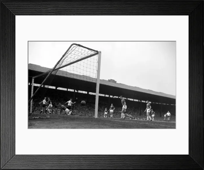 Framed Print : Manchester United goalkeeper Harry Gregg and defender Carolan watch a shot hit the back Framed Print : Manchester United goalkeeper Harry Gregg and defender Carolan watch a shot hit the back