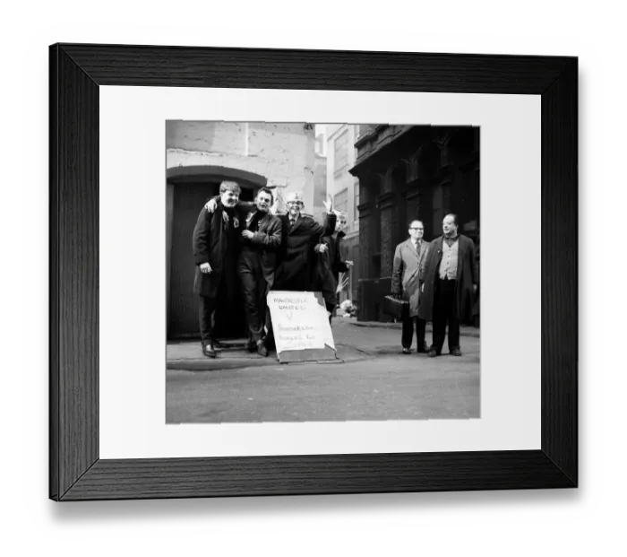 Framed Print : Tickets Touts - selling tickets half price for the manchester united v sunderland match Framed Print : Tickets Touts - selling tickets half price for the manchester united v sunderland match