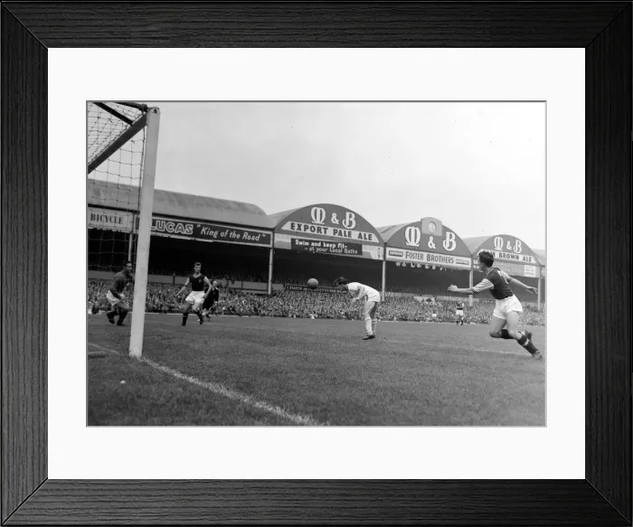 Framed Print : Manchester United on the attack during the league match against Aston Villa at Villa Park Framed Print : Manchester United on the attack during the league match against Aston Villa at Villa Park