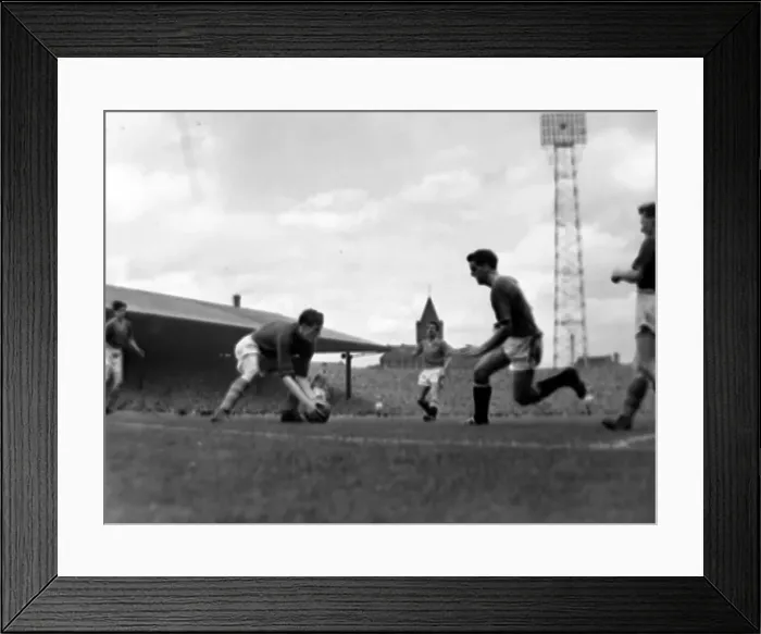 Framed Print : Manchester United v Leeds United-Tommy Taylor is beaten to the ball by Leeds keeper Wood