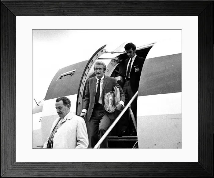 Framed Print : Manchester United players, Denis Law September 1968 Framed Print : Manchester United players, Denis Law September 1968