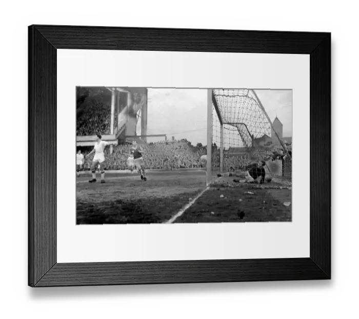 Framed Print : West Ham versus Manchester United - Harry Gregg ends up in the goal after Musgrove (no Framed Print : West Ham versus Manchester United - Harry Gregg ends up in the goal after Musgrove (no