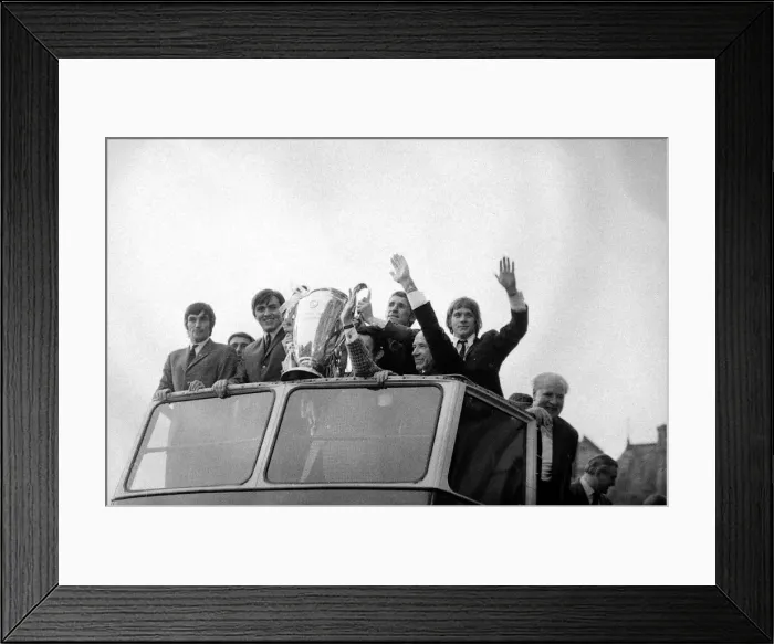 Framed Print : Manchester United Football Team return after winning the European Cup - Matt Busby Framed Print : Manchester United Football Team return after winning the European Cup - Matt Busby