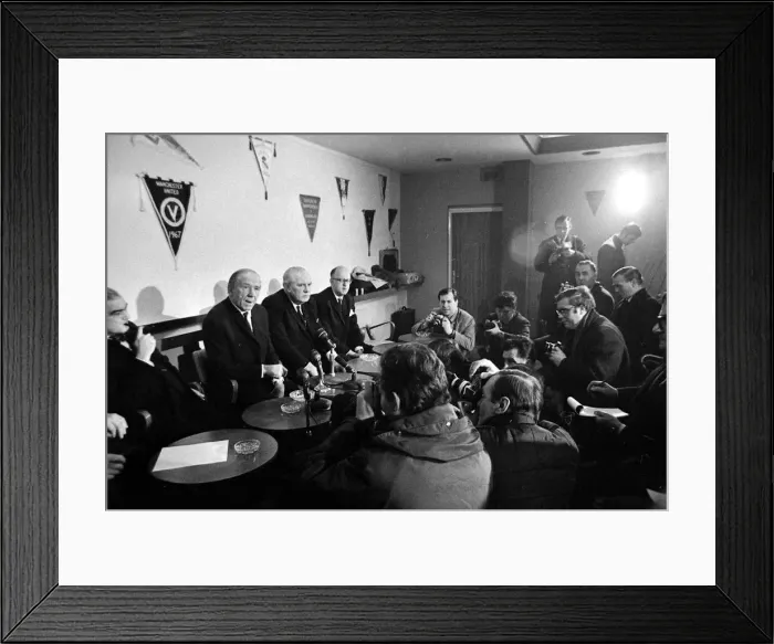 Framed Print : Sir Matt Busby, announces his resignation as Manager of Manchester United at press Framed Print : Sir Matt Busby, announces his resignation as Manager of Manchester United at press