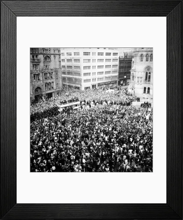 Framed Print : Manchester United Football Team return after winning the European Cup - Crowd of 250
