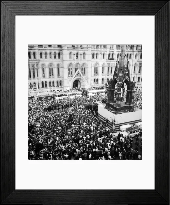 Framed Print : Manchester United Football Team return after winning the European Cup - Crowd of 250 Framed Print : Manchester United Football Team return after winning the European Cup - Crowd of 250