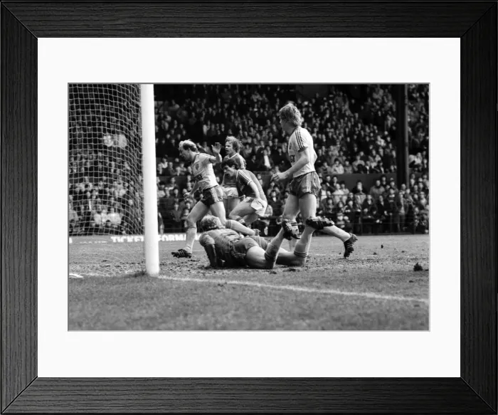 Framed Print : English League Division One match at Old Trafford. Manchester United 0 v Norwich City 0 Framed Print : English League Division One match at Old Trafford. Manchester United 0 v Norwich City 0