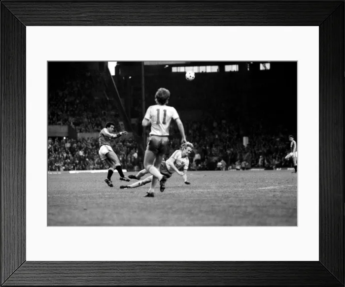 Framed Print : English League Division One match at Old Trafford. Manchester United 0 v Norwich City 0 Framed Print : English League Division One match at Old Trafford. Manchester United 0 v Norwich City 0