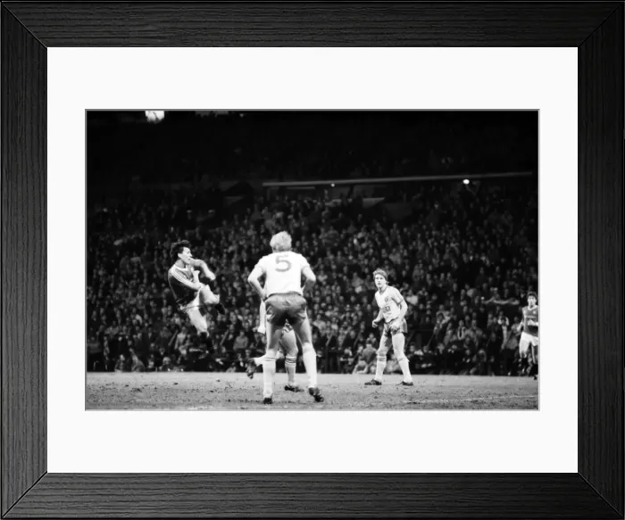 Framed Print : English League Division One match at Old Trafford. Manchester United 0 v Norwich City 0 Framed Print : English League Division One match at Old Trafford. Manchester United 0 v Norwich City 0