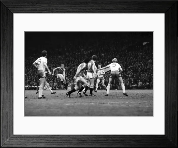 Framed Print : English League Division One match at Old Trafford. Manchester United 0 v Norwich City 0 Framed Print : English League Division One match at Old Trafford. Manchester United 0 v Norwich City 0
